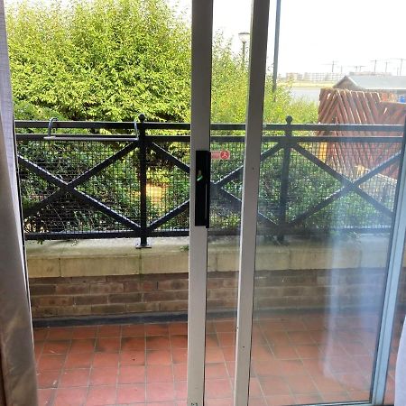 Comfortable Room With Private Balcony And Shared House London Bagian luar foto