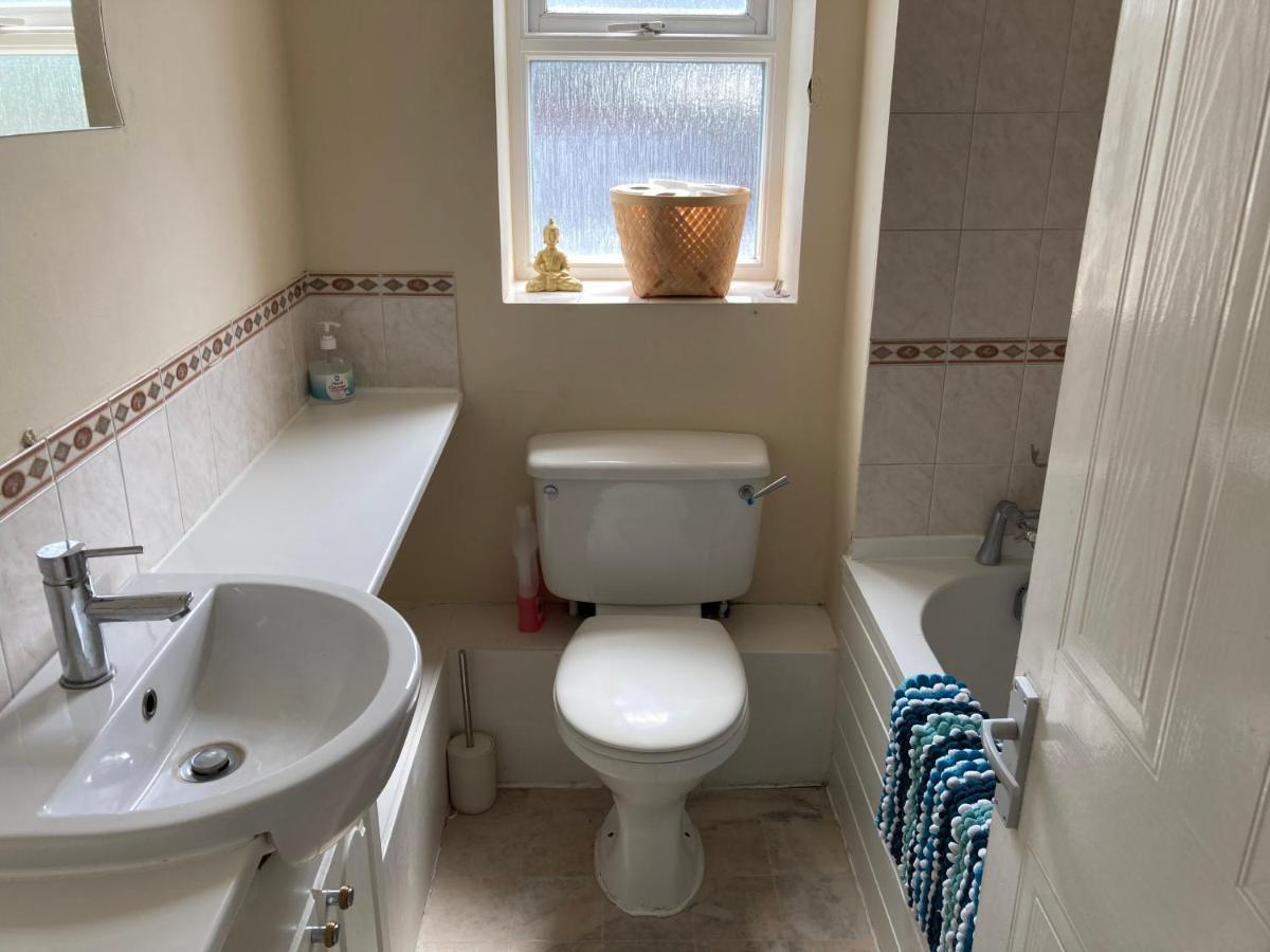 Comfortable Room With Private Balcony And Shared House London Bagian luar foto