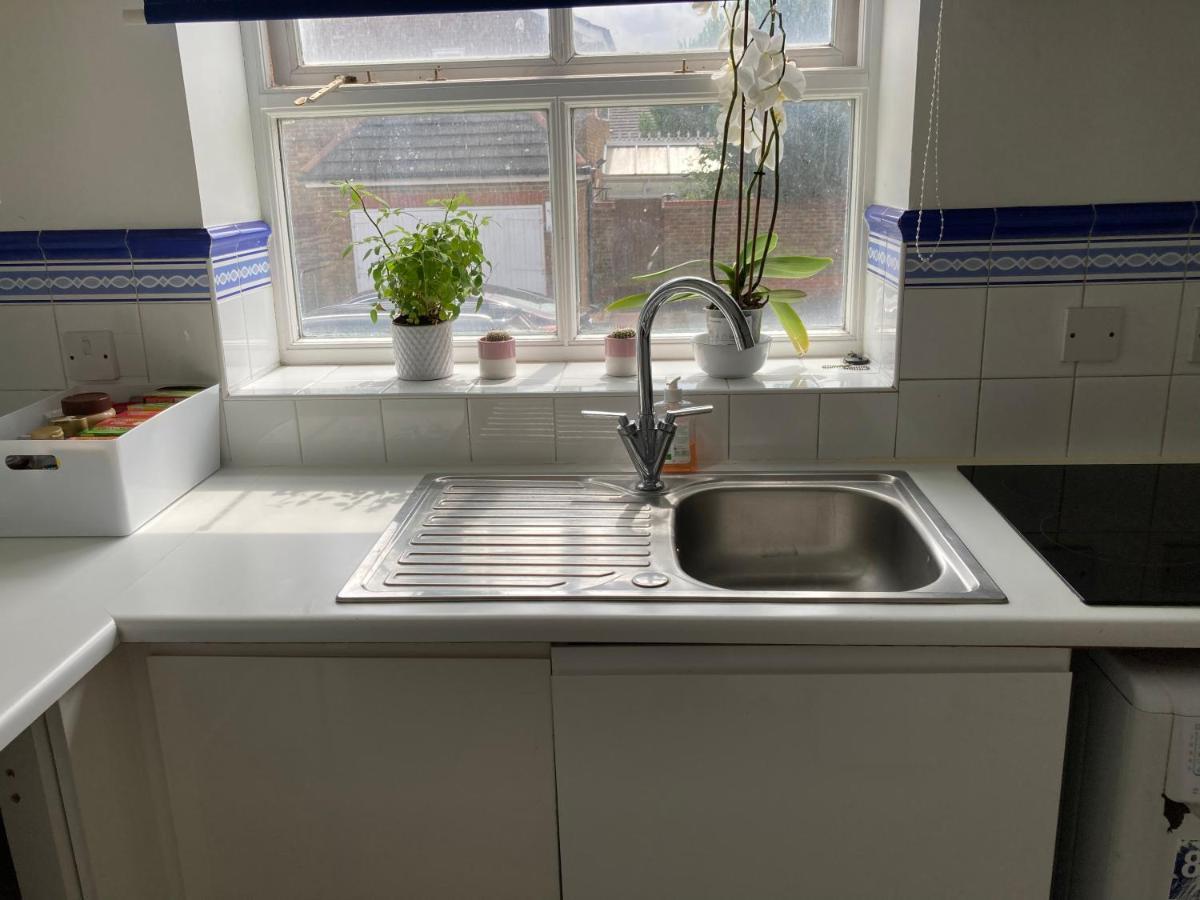Comfortable Room With Private Balcony And Shared House London Bagian luar foto