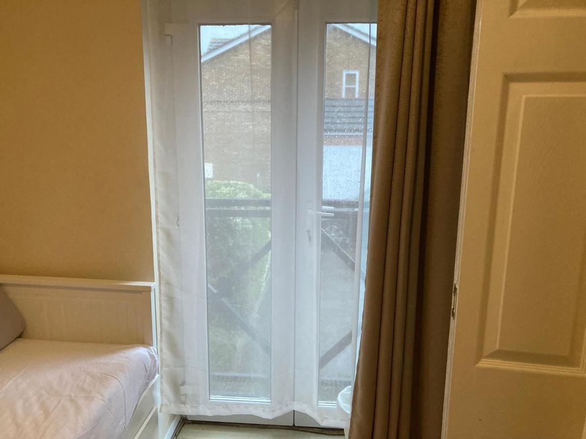 Comfortable Room With Private Balcony And Shared House London Bagian luar foto