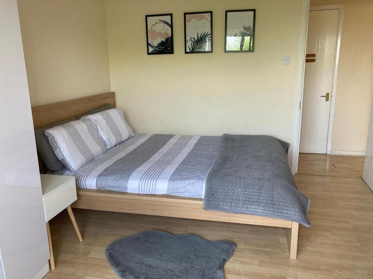 Comfortable Room With Private Balcony And Shared House London Bagian luar foto
