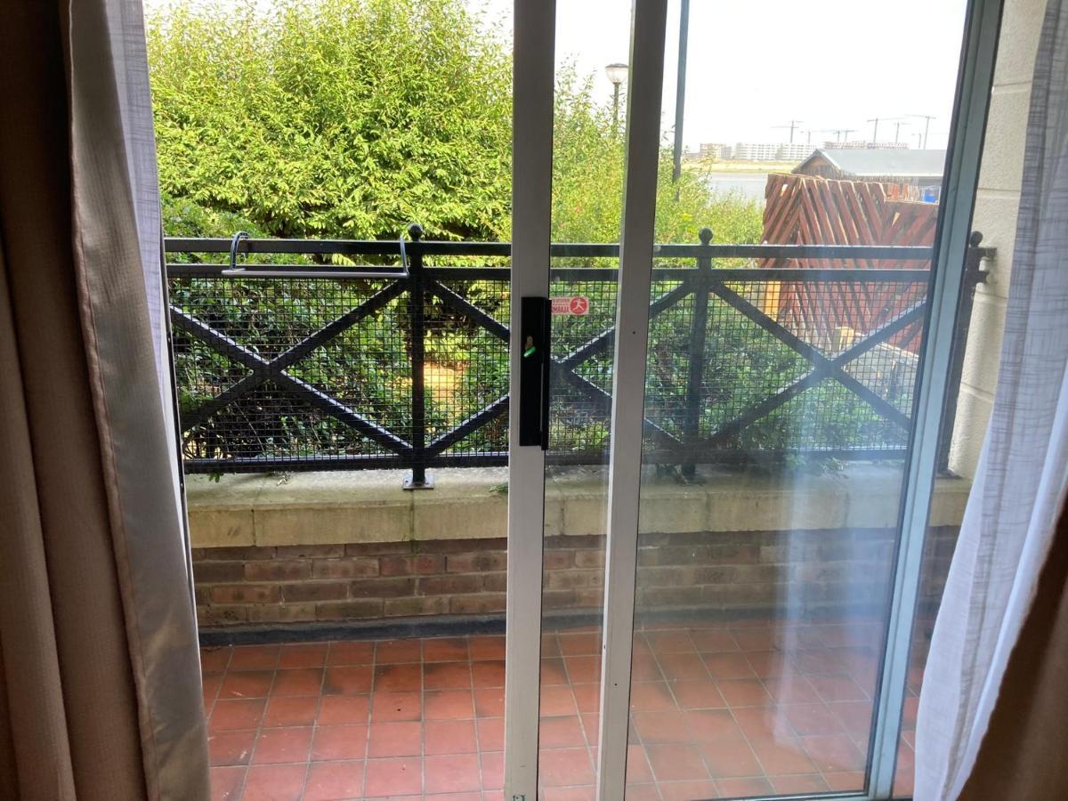 Comfortable Room With Private Balcony And Shared House London Bagian luar foto