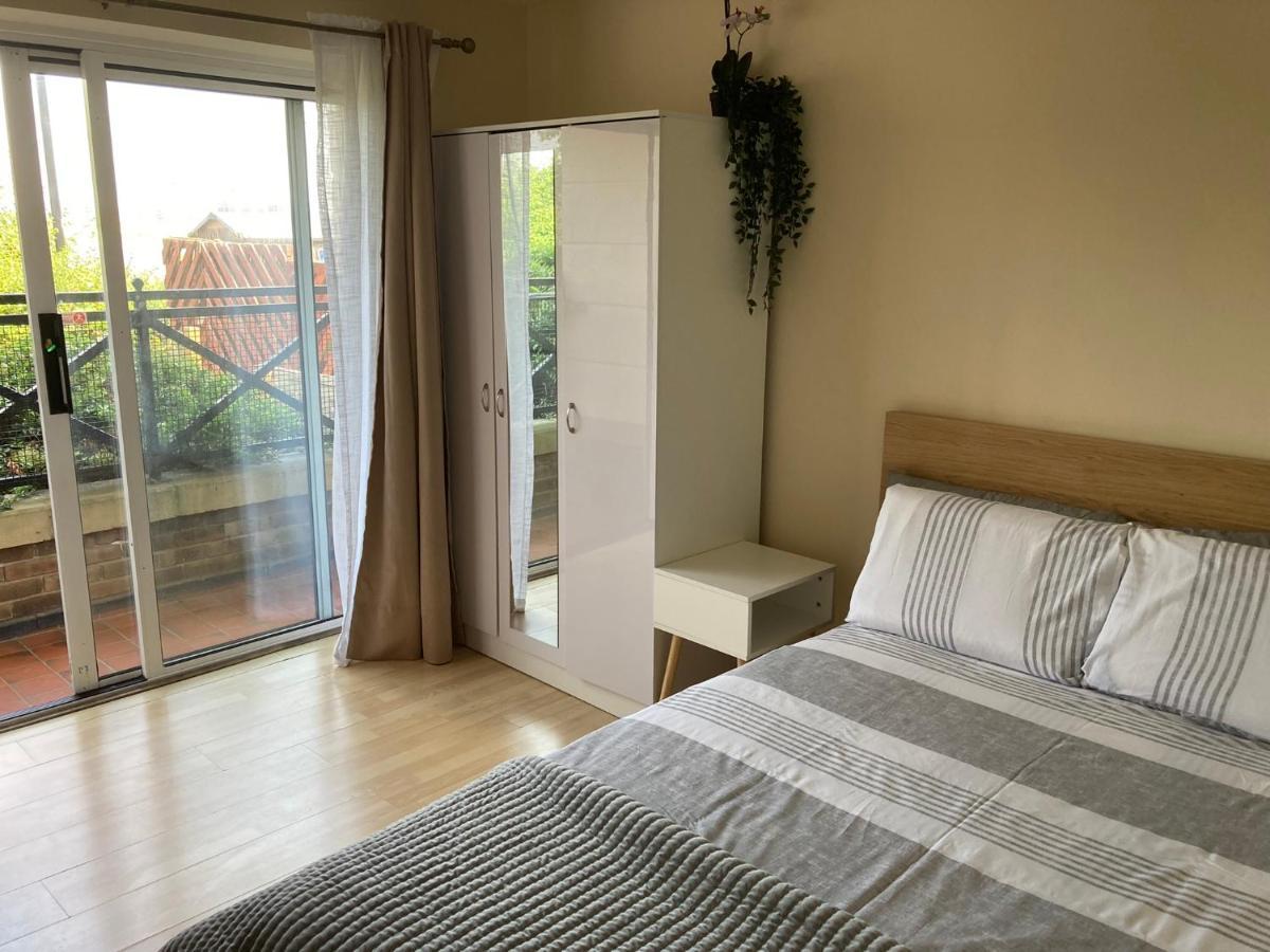 Comfortable Room With Private Balcony And Shared House London Bagian luar foto