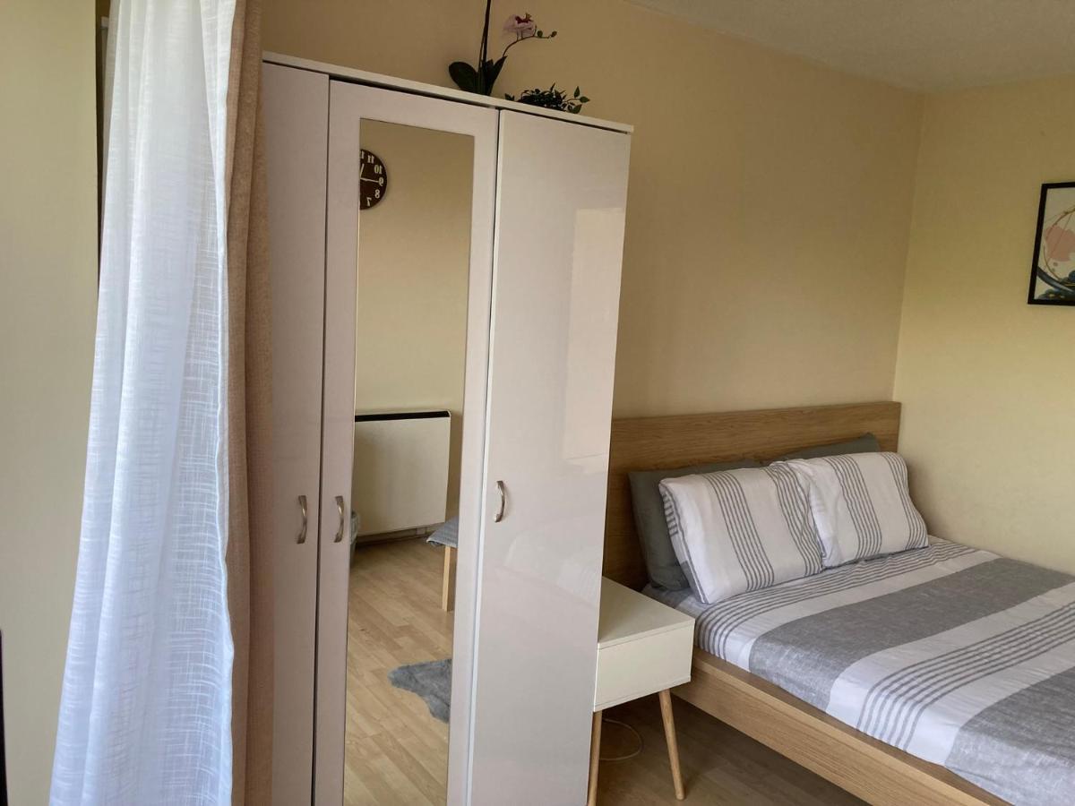 Comfortable Room With Private Balcony And Shared House London Bagian luar foto