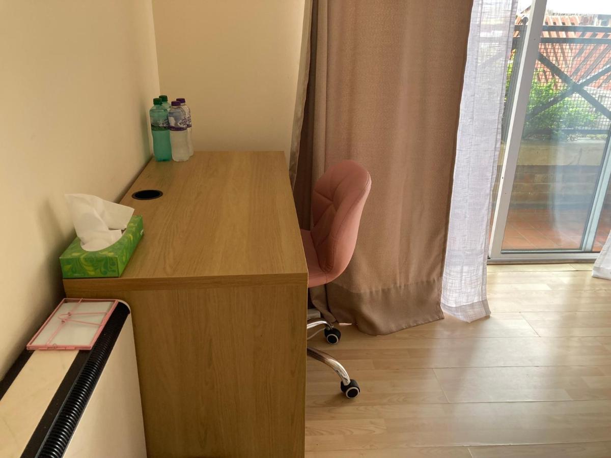Comfortable Room With Private Balcony And Shared House London Bagian luar foto