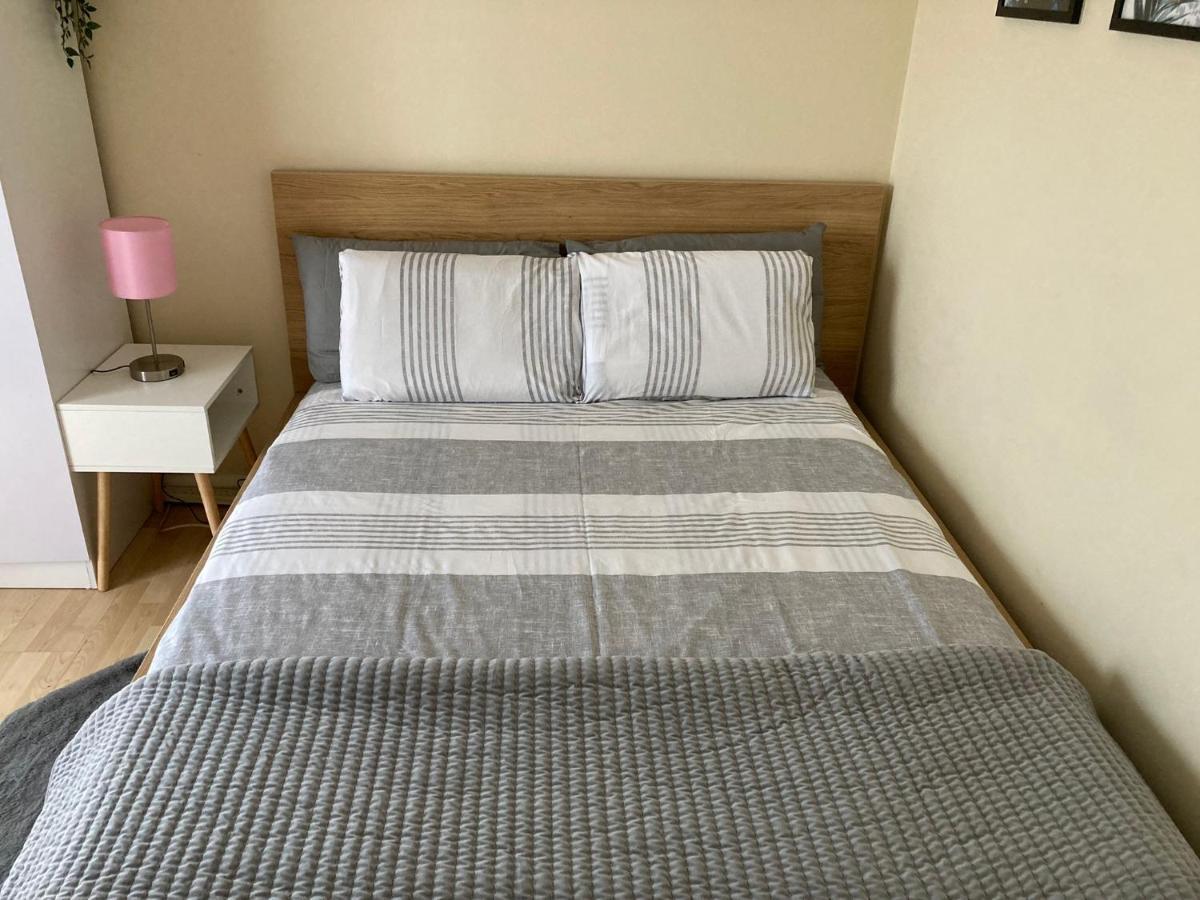 Comfortable Room With Private Balcony And Shared House London Bagian luar foto